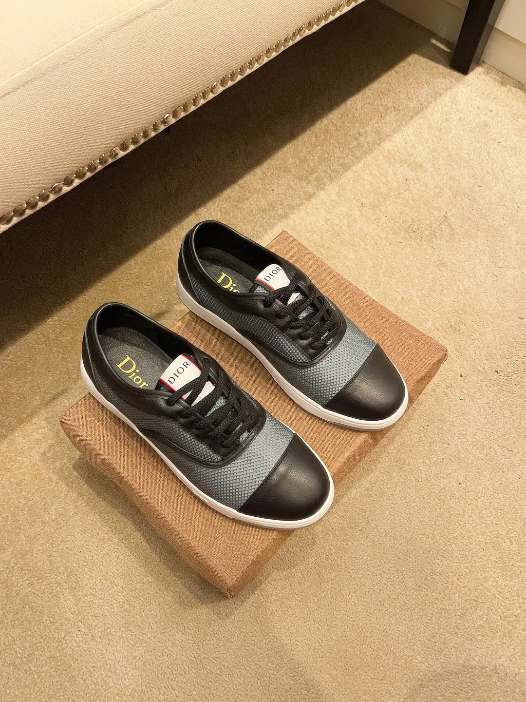 Factory price 420🔥[Dior] Dior’s new model is carefully crafted and set off the audience! An international brand that continues to innovate. This men's all-season casual shoe is the original version. The upper is made of cowhide material and the leather feet are super lightweight. The outsole is ultra-light and non-slip. It is breathable and comfortable and the quality speaks for itself. Color: Multiple colors available. Size: 38-44 (45 customized)